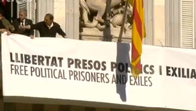 Cambio de pancarta en el palacio de la Generalitat