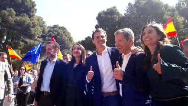 Para combatir la despoblación, Rivera ha renovado su compromiso de rebajar el 60% del Impuesto sobre la Renta de las Personas Físicas (IRPF) a los que residan en poblaciones de menos de 5.000 habitantes.