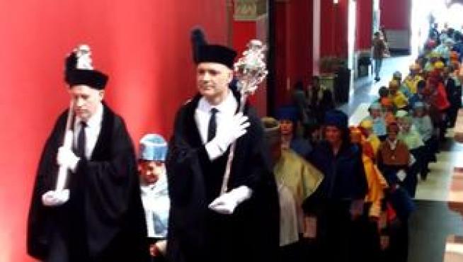 Durante el solemne acto, celebrado este lunes en el Paraninfo de Zaragoza, ha tenido lugar el tradicional homenaje al personal de la Universidad que se jubila este año.