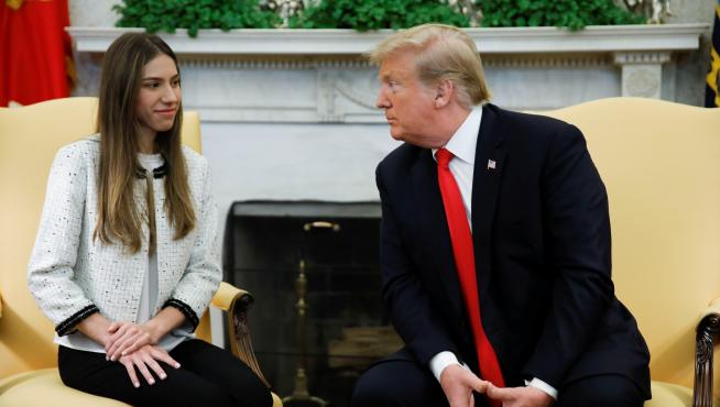 U.S. President Donald Trump meets with Fabiana Rosales, wife of Venezuelan opposition leader Juan Guaido, in the Oval Office at the White House in Washington, U.S., March 27, 2019. REUTERS/Carlos Barria [[[REUTERS VOCENTO]]] VENEZUELA-POLITICS/USA