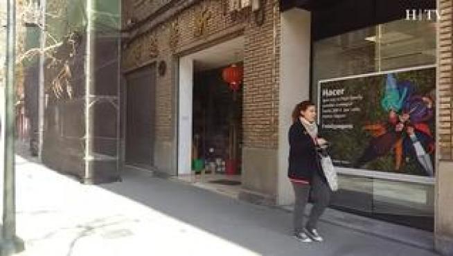 El bazar de comida asiática de la calle San Marcial de Zaragoza, en el que el Seprona de la Guardia Civil incautó una tonelada de alimentos no aptos para el consumo humano que estaban a la venta, continúa abierto.