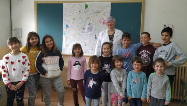 Los escolares de San Lorenzo del Flumen (de 3 a 12 años) con Pilar Gayán