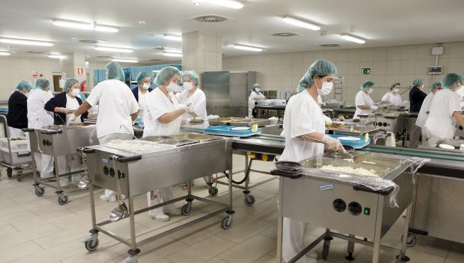 Más de 40 personas participan en el proceso de emplatadode la cocina del hospital Miguel Servet de Zaragoza.