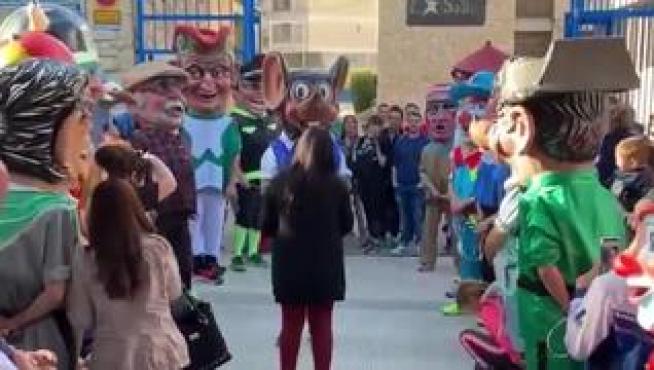 Joshua Martín, de 29 años y miembro de la comisión de fiestas del barrio de San José, aprovechó la comparsa de cabezudos del pasado sábado para pedir matrimonio a su novia, Lydia Martínez.
