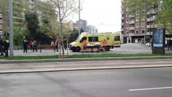 Según han informado fuentes de Los Tranvías de Zaragoza, el hombre cruzaba "hablando por el móvil" en la Gran Vía.