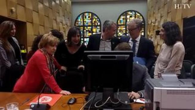 El Ayuntamiento de Zaragoza ha procedidos, este lunes, al sorteo electrónico para elegir a las 7.893 personas que conformarán las 877 Mesas Electorales de las próximas Elecciones Generales el 28 de abril.