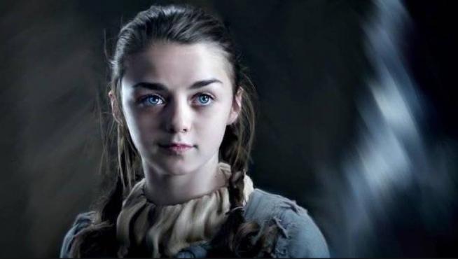 Maisie Williams encarna a Ayra, la más joven y valiente de las mujeres Stark.