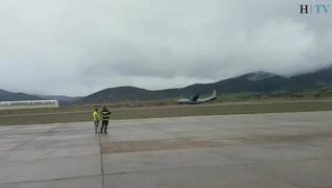 La aeronave del Ejército del Aire ha dado varios botes en la pista al intentar aterrizar y al final se ha salido de ella cayendo por una vaguada.
