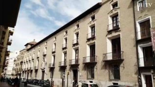 En la calle de Predicadores de la capital aragonesa se emplazaba el antiguo palacio de los duques de Villahermosa. Del edificio primitivo solo queda la fachada, considerada plenamente barroca urbana