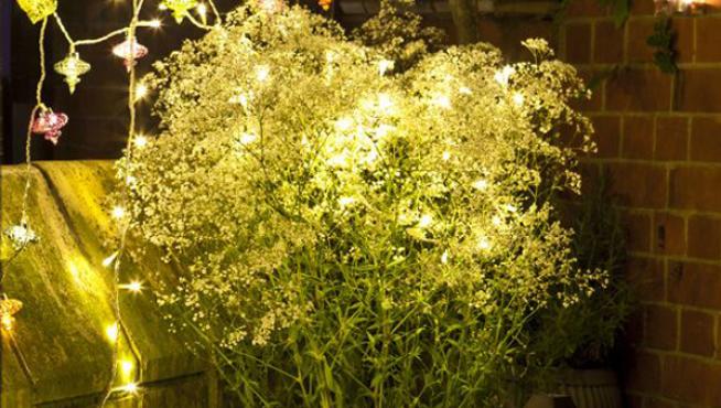 Con la suma de guirnaldas y velas, se pueden crear espacios tan sugerentes como este