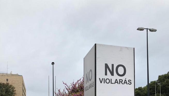 La obra "No violarás" instalada en la plaza de San Francisco de Zaragoza.