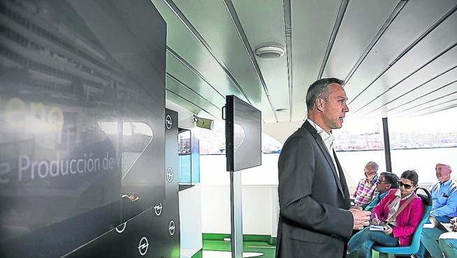 Ignacio Bueno, en la presentación del Opel Combo en Vigo, cuyo puerto es vital para la exportación.