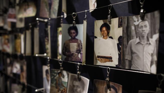 Imágenes de los asesinados en el genocidio de 1994 en Ruanda expuestas en el Centro Memorial de Kigali.