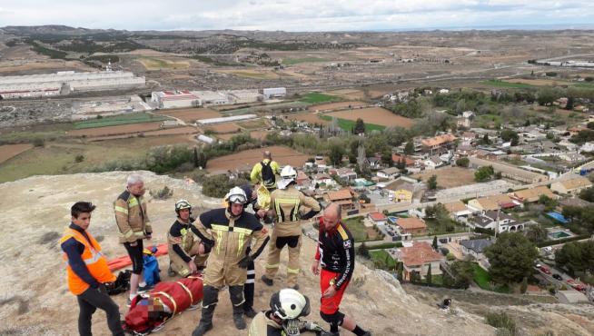 Los bomberos de la DPZ han utilizado técnicas de rescate vertical para socorrer al ciclista herido en Cadrete.