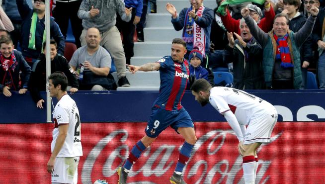 Roger celebra el gol que ha marcado a la SD Huesca en el Ciudad de Valencia.
