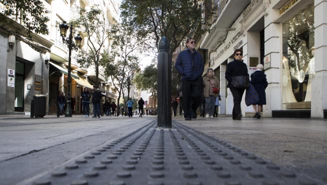 Pavimento podotáctil para separar espacios en las calles de cota cero, como Don Jaime I