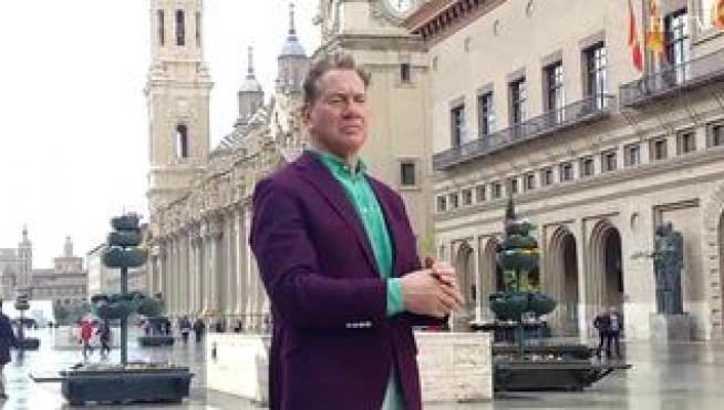Michael Portillo, periodista y presentador, hace una parada en Zaragoza con motivo de la grabación de un nuevo documental.