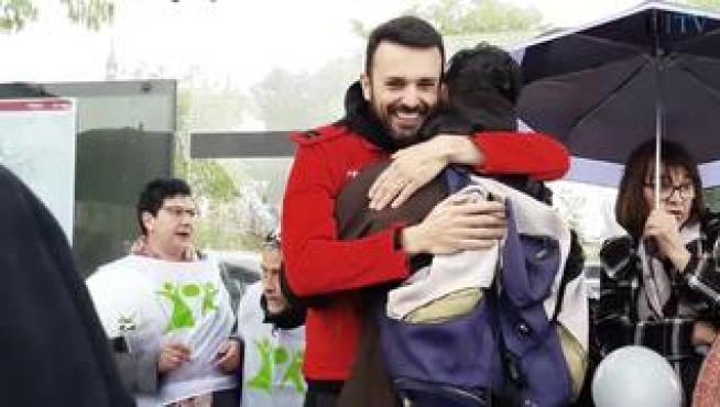 Servando comenzó hace 15 días un viaje en furgoneta que le trajo a Aragón. Intenta dar visibilidad a la encefalomielitis miálgica (también llamada fatiga crónica) e incitar a su investigación. Es una enfermedad que afecta a varios sistemas del cuerpo y que padece este valenciano de 42 años. En su itinerario también ha conocido las realidades de otros enfermos.
