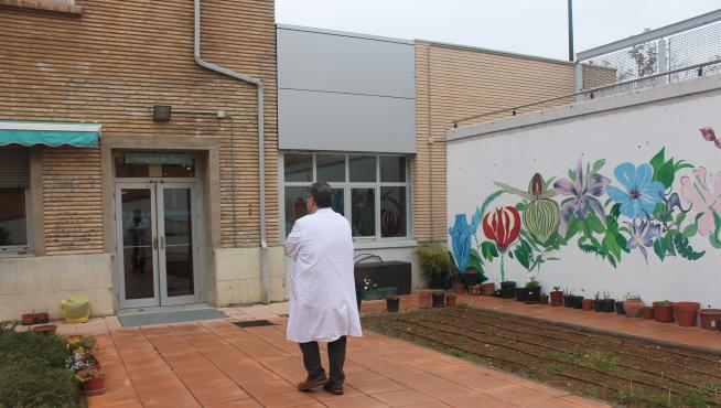 Alfonso Pérez Poza, Sociedad Aragonesa y Riojana de Psiquiatría (SARP), entrando al Hospital de Día de Psiquiatría del Hospital Miguel Servet.