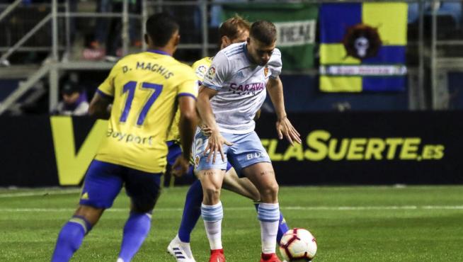 P. Biel recibe el balón entre Álex Fernández y Machís en la línea media durante el Cádiz-Real Zaragoza de este lunes.