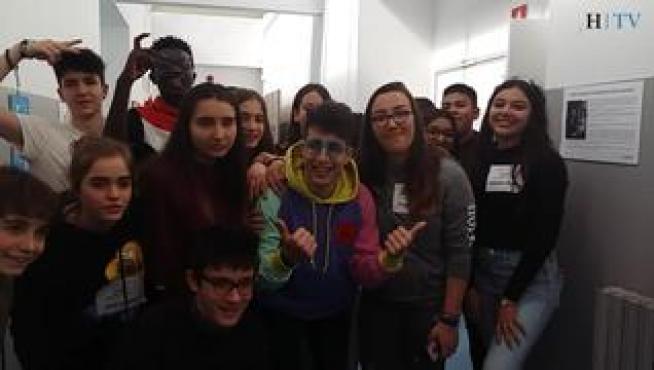 Los youtubers Tekendo y Antón Lofer han participado este jueves en el taller 'Somos Más' , organizado por Youtube y el Gobierno de España en el IES Pablo Gargallo de Zaragoza, para luchar contra los discursos de odio en las redes sociales.