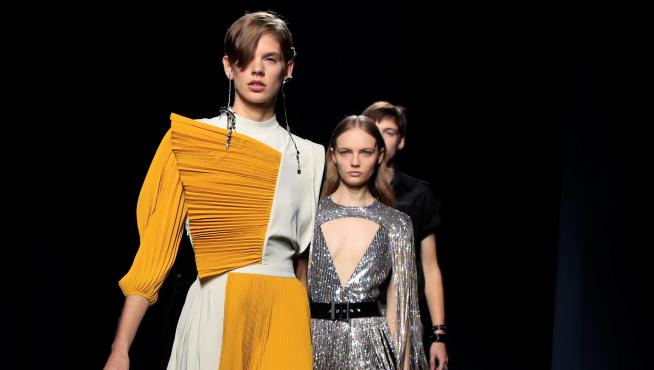 Modelo de Clare Waight Keller para Givenchy.