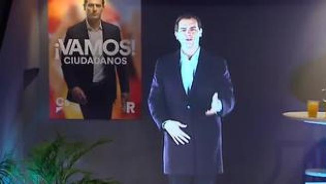 El candidato de Ciudadanos a la presidencia del Gobierno, Albert Rivera, ha querido que la localidad madrileña de Pedraza sea el escenario de la tradicional pegada de carteles que da inicio a la campaña electoral para las elecciones generales del 28 de abril.Pero lo más novedoso ha sido que desde la sede central del partido naranja en Madrid, los miembros del partido que no estaban en Pedraza han podido ver a Albert Rivera en forma de holograma pronunciando su discurso de arranque de campaña.