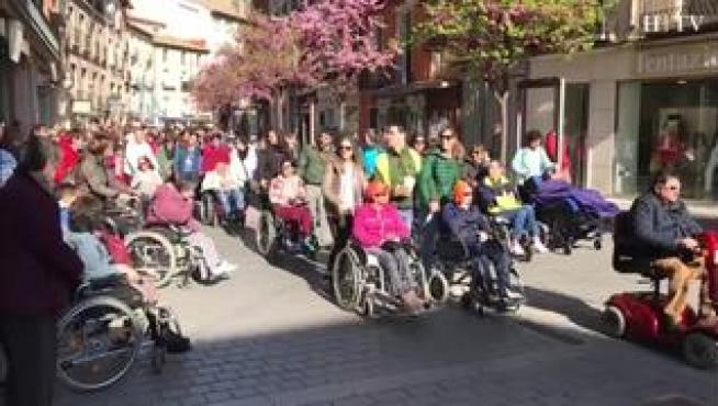 1.800 escolares han participado este viernes en Huesca en una marcha de apoyo a las personas con discapacidad.