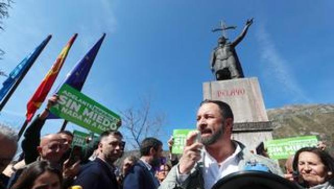 El presidente de VOX pide por España a ‘La Santina’ en Covadonga rodeado de simpatizantes del partido