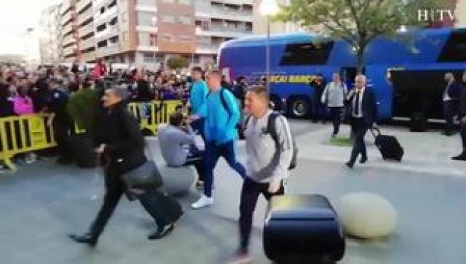 El equipo catalán ha llegado en su autobús este viernes por la tarde a la capital oscense.