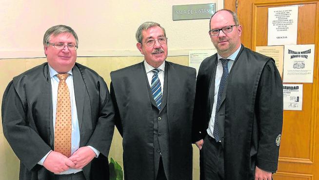 Español –izda.–, junto a los otros dos abogados que defienden los intereses de Aragón en el litigio.