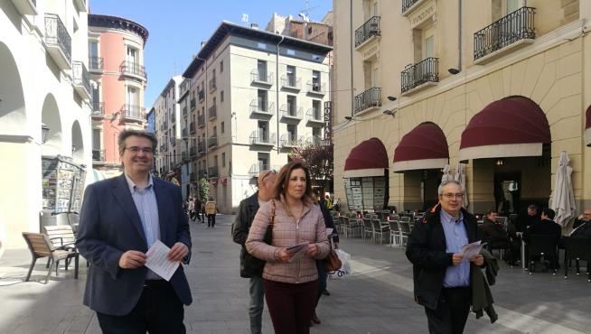 Lourdes Guillén durante su paseo por Huesca el primer día de campaña.