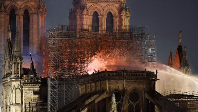 Devastador incendio en la catedral de Notre Dame de París.