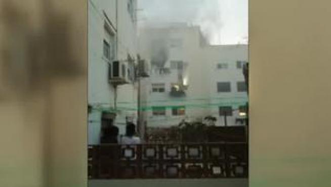 Muchos vieron cómo una vecina quedaba colgada en una ventana hasta que llegaron los bomberos
