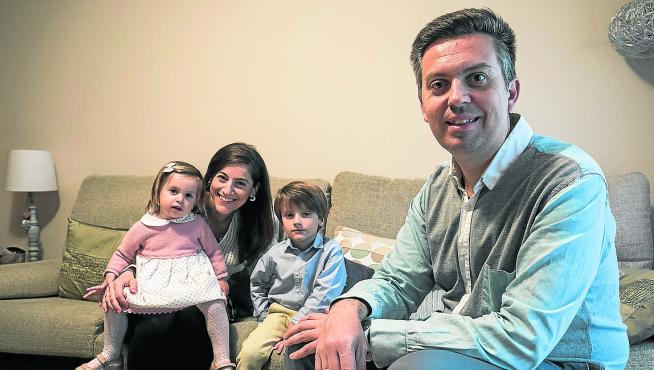 David Anadón, en primer plano, y detrás, Inma Morata con los pequeños Telma y Darío.