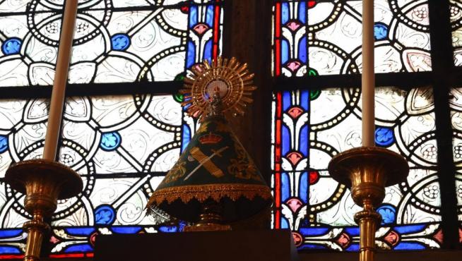Imagen de la pequeña figura de la Virgen del Pilar en la sacristía de la catedral de Notre Dame.