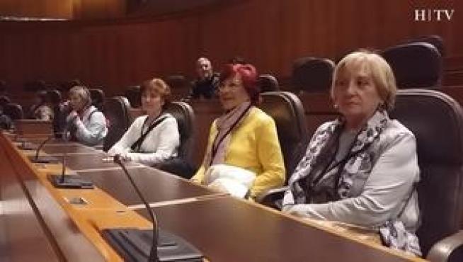 Este lunes han comenzado las jornadas de puertas abiertas en las Cortes de Aragón con motivo de la celebración del Día de Aragón, este 23 de abril. Los guías de estas visitas son los propios diputados. Además, los niños pueden participar en talleres y actividades dentro y fuera de la Aljafería.