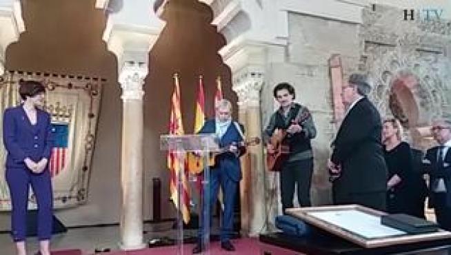 El músico, narrador, poeta y periodista Joaquín Carbonell recibe la medalla al Mérito Cultural del Gobierno de Aragón