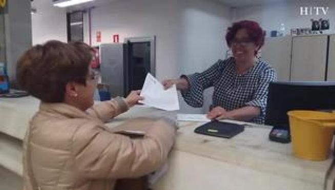 Las oficinas de Correos han ampliado su horario desde este miércoles para recibir los sobres de los ciudadanos que han elegido votar por correo postal. Este jueves las oficinas aragonesas permanecerán abiertas hasta las 00.00 y mañana viernes acaba el plazo a las 14.00. Muchos ciudadanos se han acercado este jueves a la central de paseo de la Independencia de Zaragoza para ejercer su derecho por esta vía.