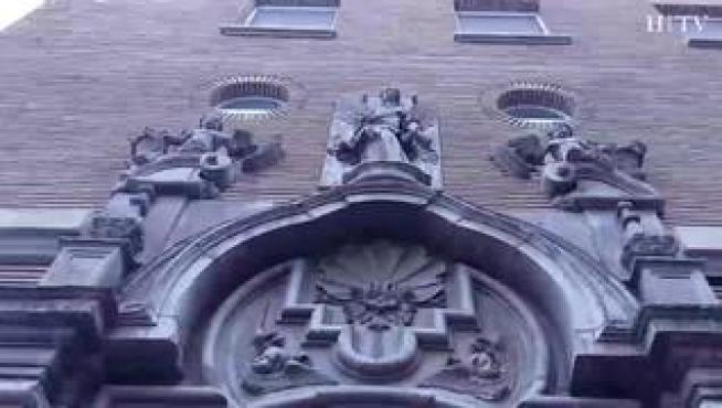 Se encuentra en la calle de Salduba de la capital aragonesa y procede de la desaparecida casa palacio de Sora, ubicada en la calle de San Vicente de Paúl