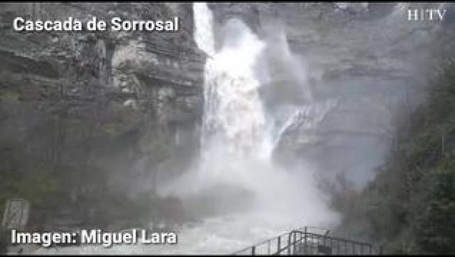 Las lluvias caídas en los últimos días en la comarca de Sobrarbe, con más de 200 litros en el valle de Pineta, han propiciado imágenes como esta en los cauces.