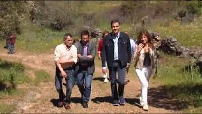 El candidato del PSOE pasea por el campo junto a su mujer en la localidad de Anchuras