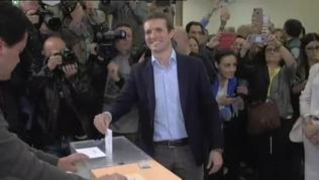 El candidato del PP vota acompañado de su esposa en el Colegio de Nuestra Señora del Pilar de Madrid