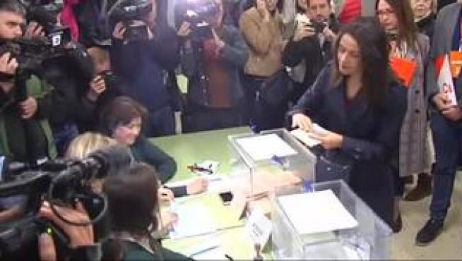 La cabeza de lista de Ciudadanos por Barcelona al Congreso ha acudido al colegio Ausias March acompañada de su marido