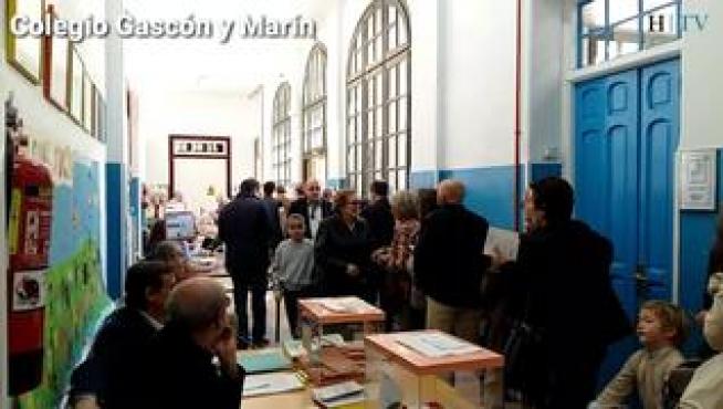 La jornada electoral se está desarrollando este domingo con bastante normalidad en la capital aragonesa. Tan solo filas de espera en algún colegio o la abundante afluencia en otros, como el de Parque Venecia que estrena colegio.