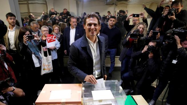 Albert Rivera vota en un colegio de Hospitalet de Llobregat.