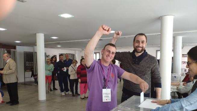 Daniel Fernández, candidato de Unidas Podemos-Alto Aragón en Común, ha acompañado al candidato de Podemos-Equo en Fraga, Carlos Cabós, a votar ya que él ya lo había hecho por correo.