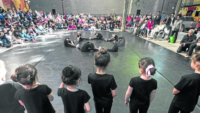 Pequeñas estudiantes de danza, en el acto celebrado ayer en la plaza de San Lamberto.