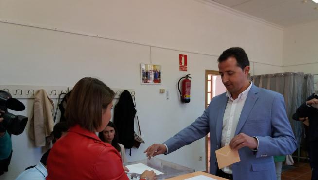 El candidato al Congreso por Teruel del PP, Alberto Herrero, votando esta mañana en Calanda, donde vive.