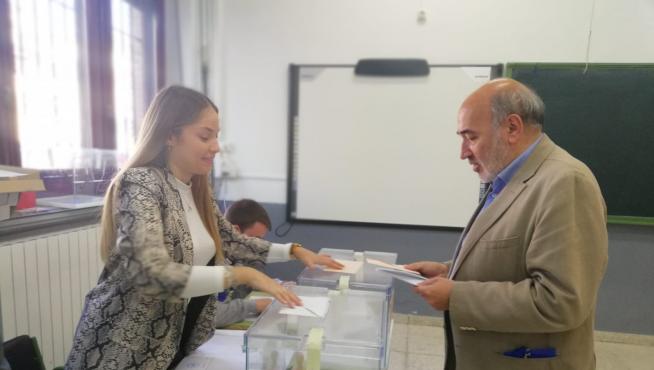 El candidato n1 del PP al Senado por Zaragoza, José Manuel Aranda, uno de los primeros en votar, a las 9.01 en el IES Leonardo de Chabacier.